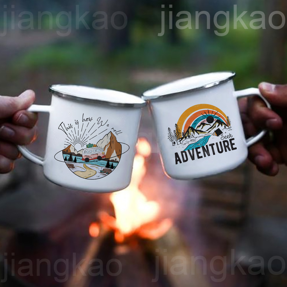 Outdoor Adventure Friends - キャンピングカー用プリントマグカップ、キャンプ用エナメルマグカップ、冒険、キャンプファイヤー、パーティー、アウトドアカップ、ビール、ジュースカップ、キャンピングカー愛好家へのギフト