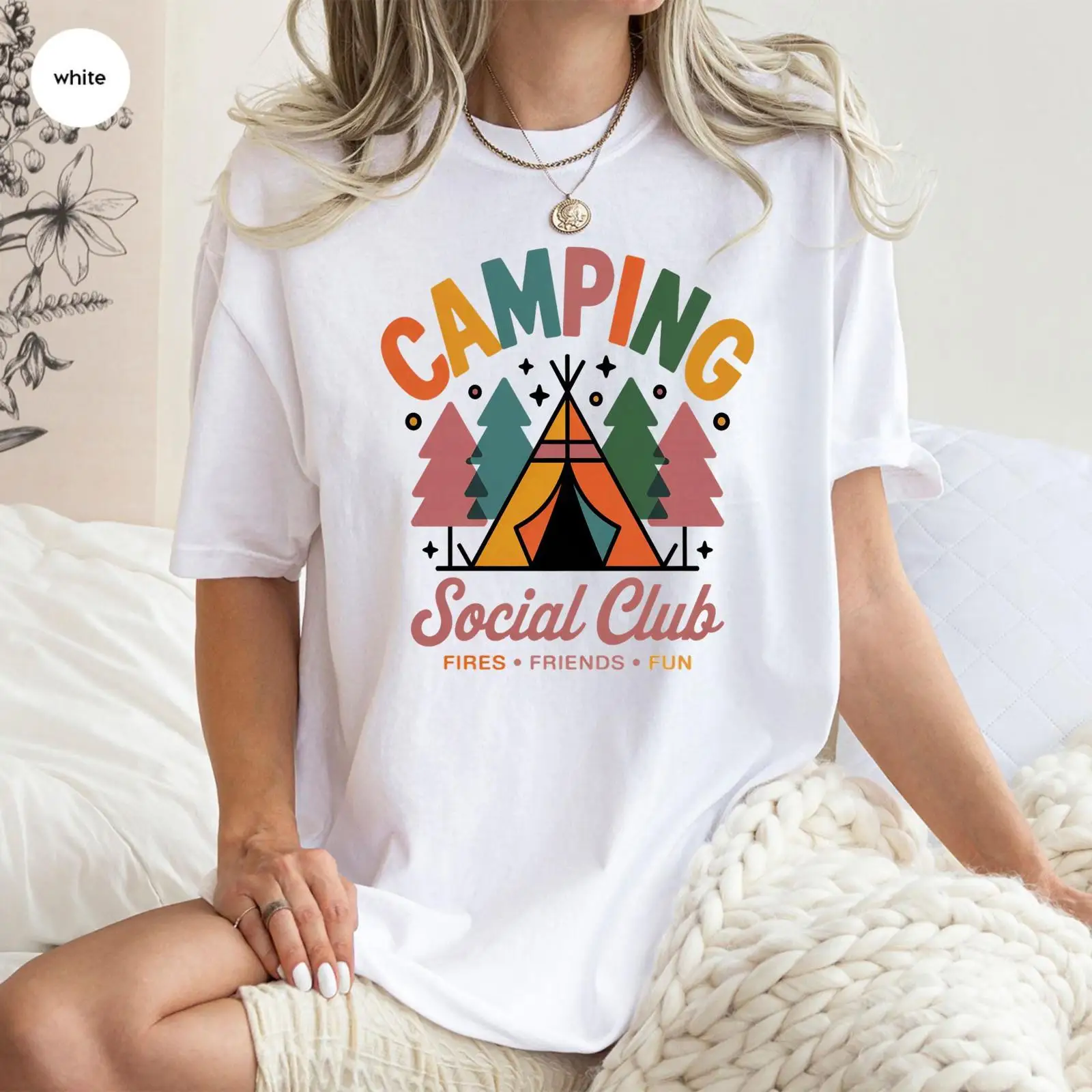 Outdoor Adventure Friends - キャンプ・ソーシャル・クラブTシャツ。焚き火、友人、楽しいひととき、レトロなキャンプ、アウトドア、夏のカジュアルな装い、ヴィンテージ風、ウォッシュ加工のグラフィック。